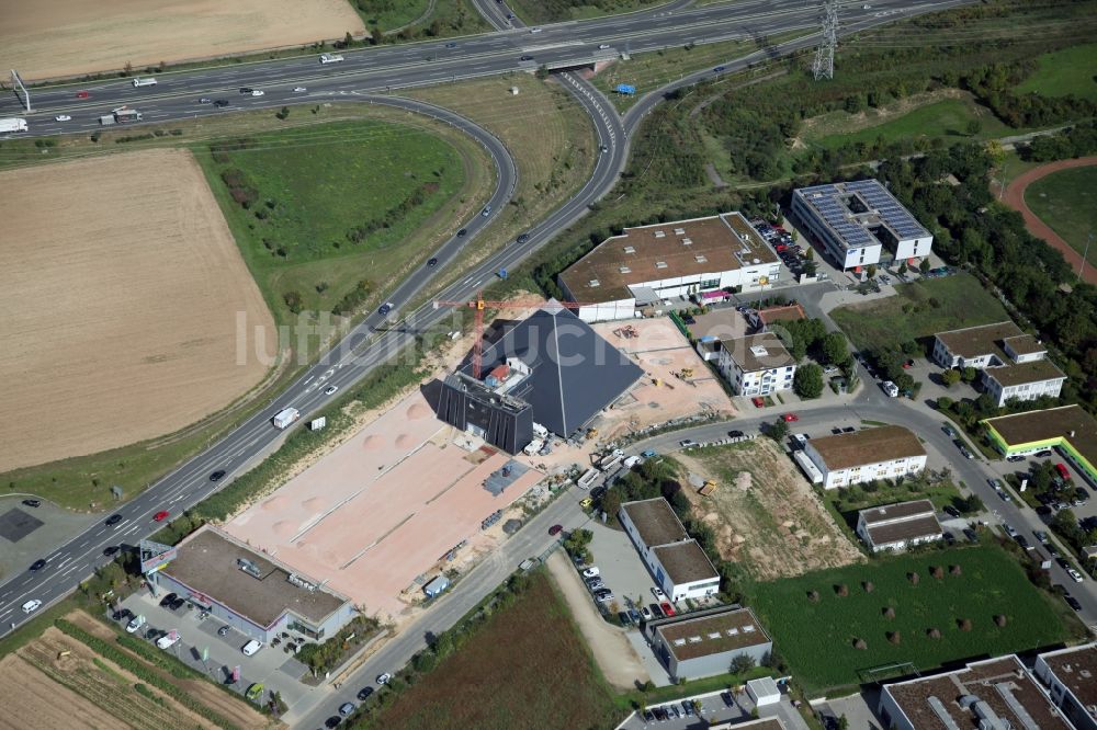 Luftaufnahme Mainz - Hechtsheim - Baustelle zum Neubau der Pyramide im Gewerbegebiet Hechtsheim in Mainz im Bundesland Rheinland-Pfalz