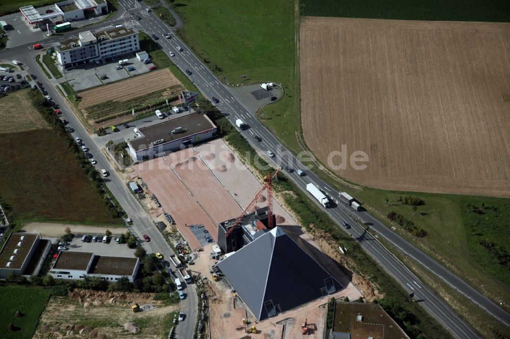 Luftaufnahme Mainz - Hechtsheim - Baustelle zum Neubau der Pyramide im Gewerbegebiet Hechtsheim in Mainz im Bundesland Rheinland-Pfalz