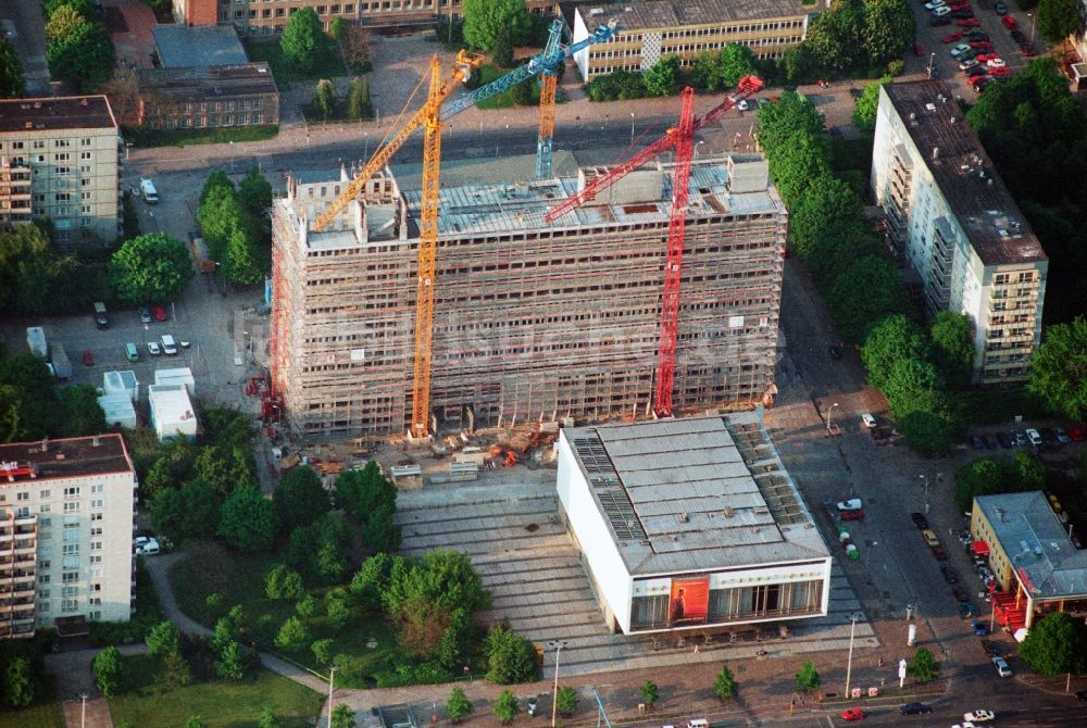 Luftbild Berlin Mitte - Baustelle zum Neubau des Rathaus - Bürgeramt Berlin Mitte an der Berolinastraße am Kino International an der Karl-Marx-Allee