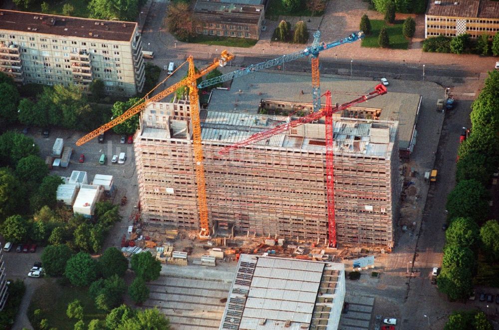 Luftaufnahme Berlin Mitte - Baustelle zum Neubau des Rathaus - Bürgeramt Berlin Mitte an der Berolinastraße am Kino International an der Karl-Marx-Allee