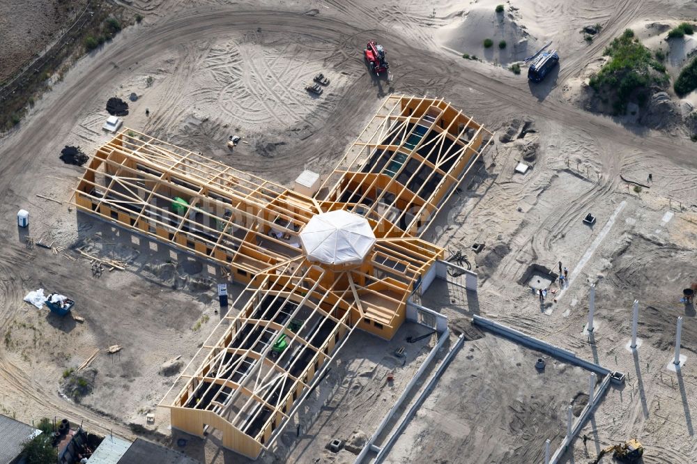 Berlin aus der Vogelperspektive: Baustelle zum Neubau einer Reithalle auf dem Gelände der Trabrennbahn Karlshorst im Ortsteil Lichtenberg in Berlin, Deutschland