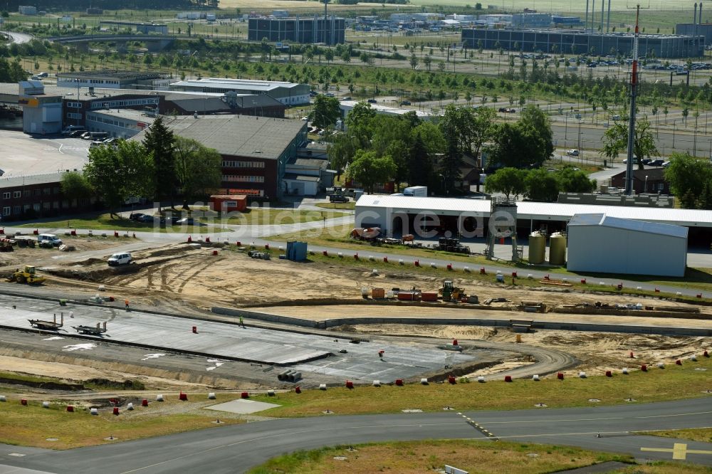 Schönefeld von oben - Baustelle zum Neubau eines Rollweges und Taxiways auf dem Flughafen- Gelände in Schönefeld im Bundesland Brandenburg, Deutschland