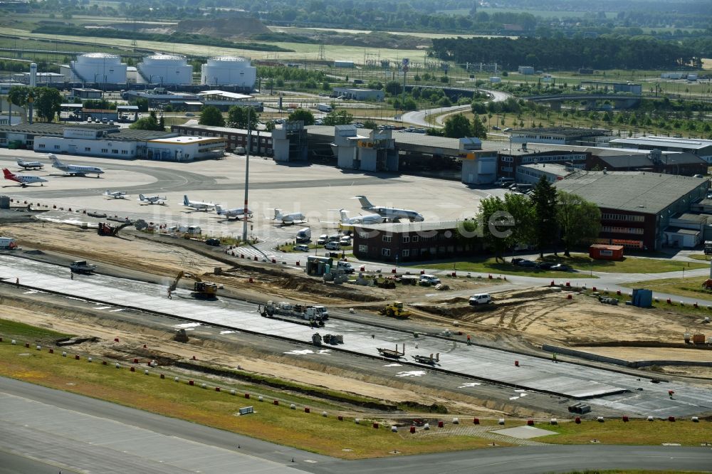 Schönefeld aus der Vogelperspektive: Baustelle zum Neubau eines Rollweges und Taxiways auf dem Flughafen- Gelände in Schönefeld im Bundesland Brandenburg, Deutschland