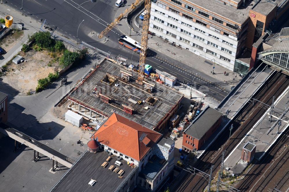 Berlin aus der Vogelperspektive: Baustelle zum Neubau der Rosa-Luxemburg-Stiftung Am Postbahnhof im Ortsteil Friedrichshain in Berlin, Deutschland