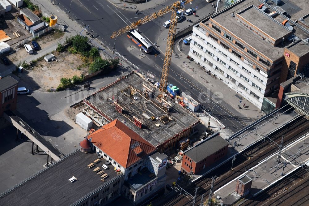 Luftbild Berlin - Baustelle zum Neubau der Rosa-Luxemburg-Stiftung Am Postbahnhof im Ortsteil Friedrichshain in Berlin, Deutschland