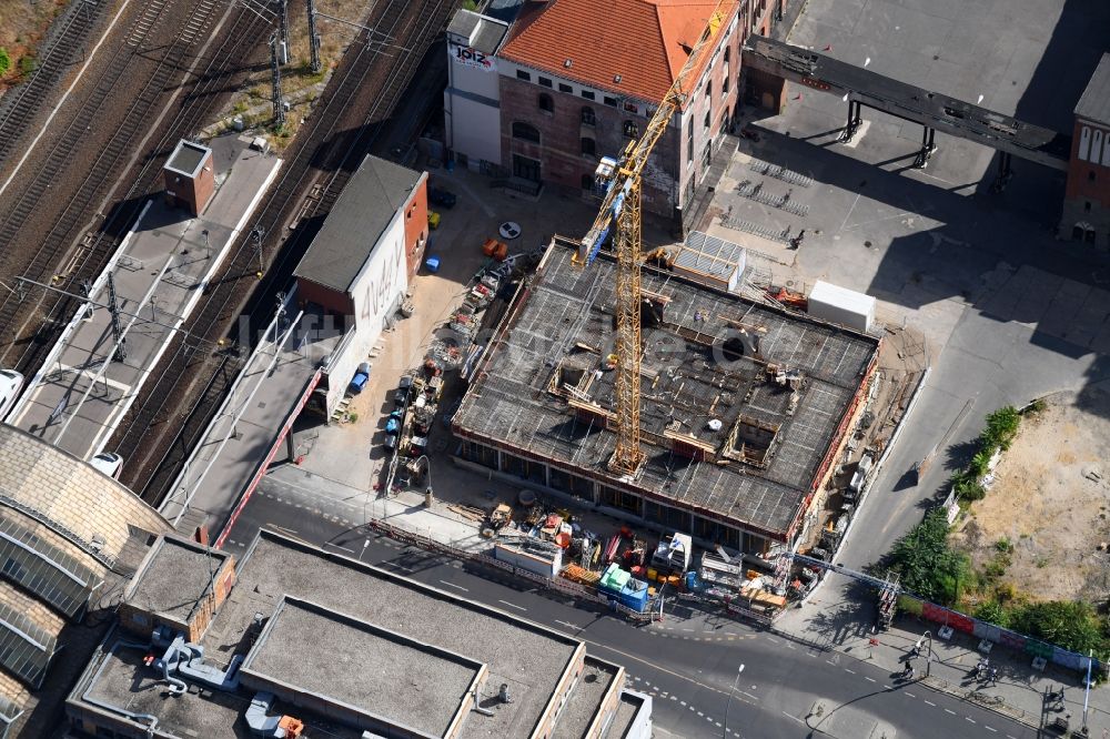 Luftaufnahme Berlin - Baustelle zum Neubau der Rosa-Luxemburg-Stiftung Am Postbahnhof im Ortsteil Friedrichshain in Berlin, Deutschland