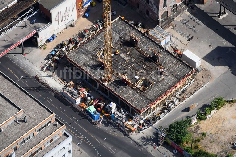 Berlin aus der Vogelperspektive: Baustelle zum Neubau der Rosa-Luxemburg-Stiftung Am Postbahnhof im Ortsteil Friedrichshain in Berlin, Deutschland