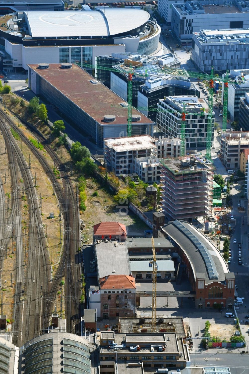 Berlin aus der Vogelperspektive: Baustelle zum Neubau der Rosa-Luxemburg-Stiftung Am Postbahnhof im Ortsteil Friedrichshain in Berlin, Deutschland