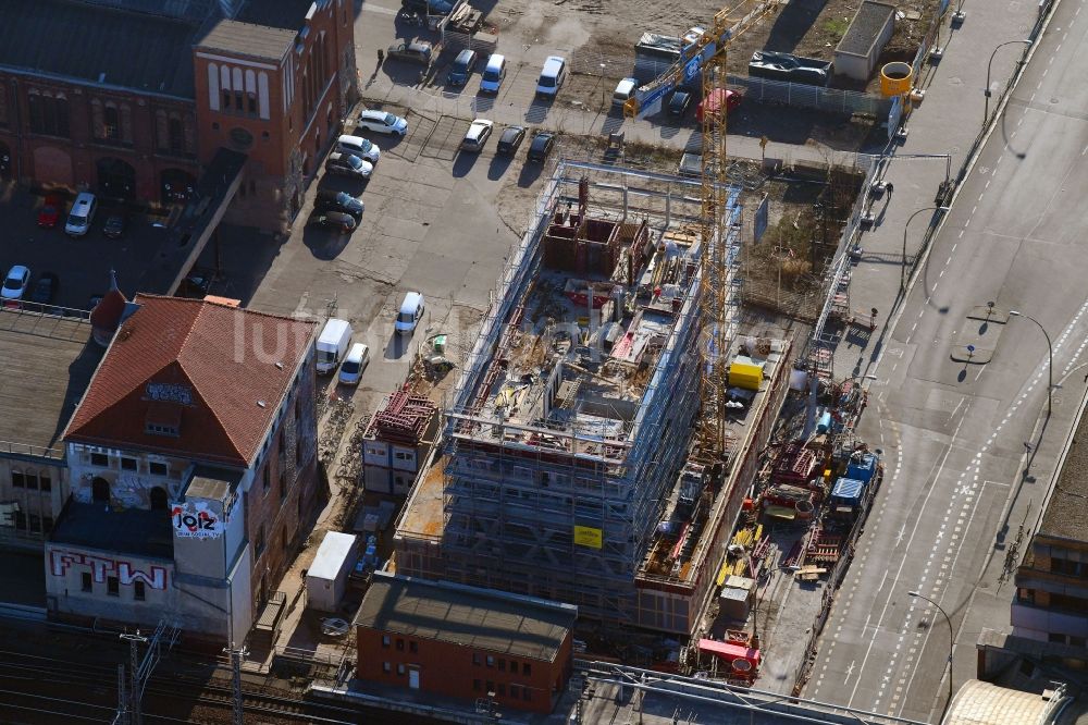 Berlin von oben - Baustelle zum Neubau der Rosa-Luxemburg-Stiftung Am Postbahnhof im Ortsteil Friedrichshain in Berlin, Deutschland