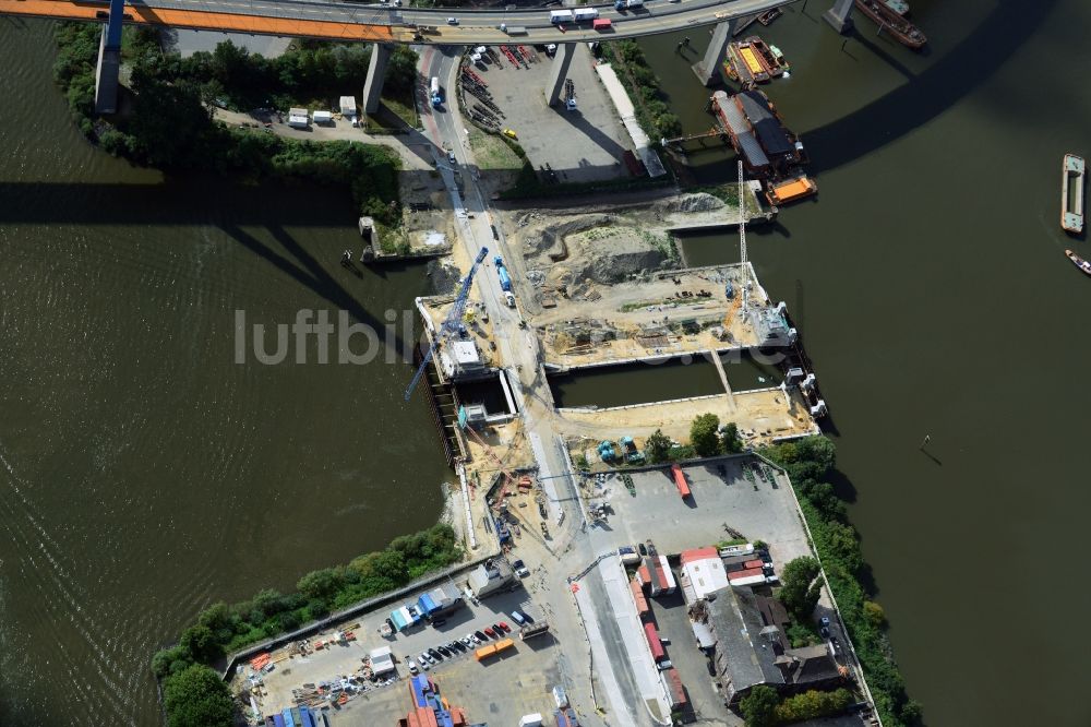 Hamburg von oben - Baustelle zum Neubau der Rugenberger Schleuse in Hamburg