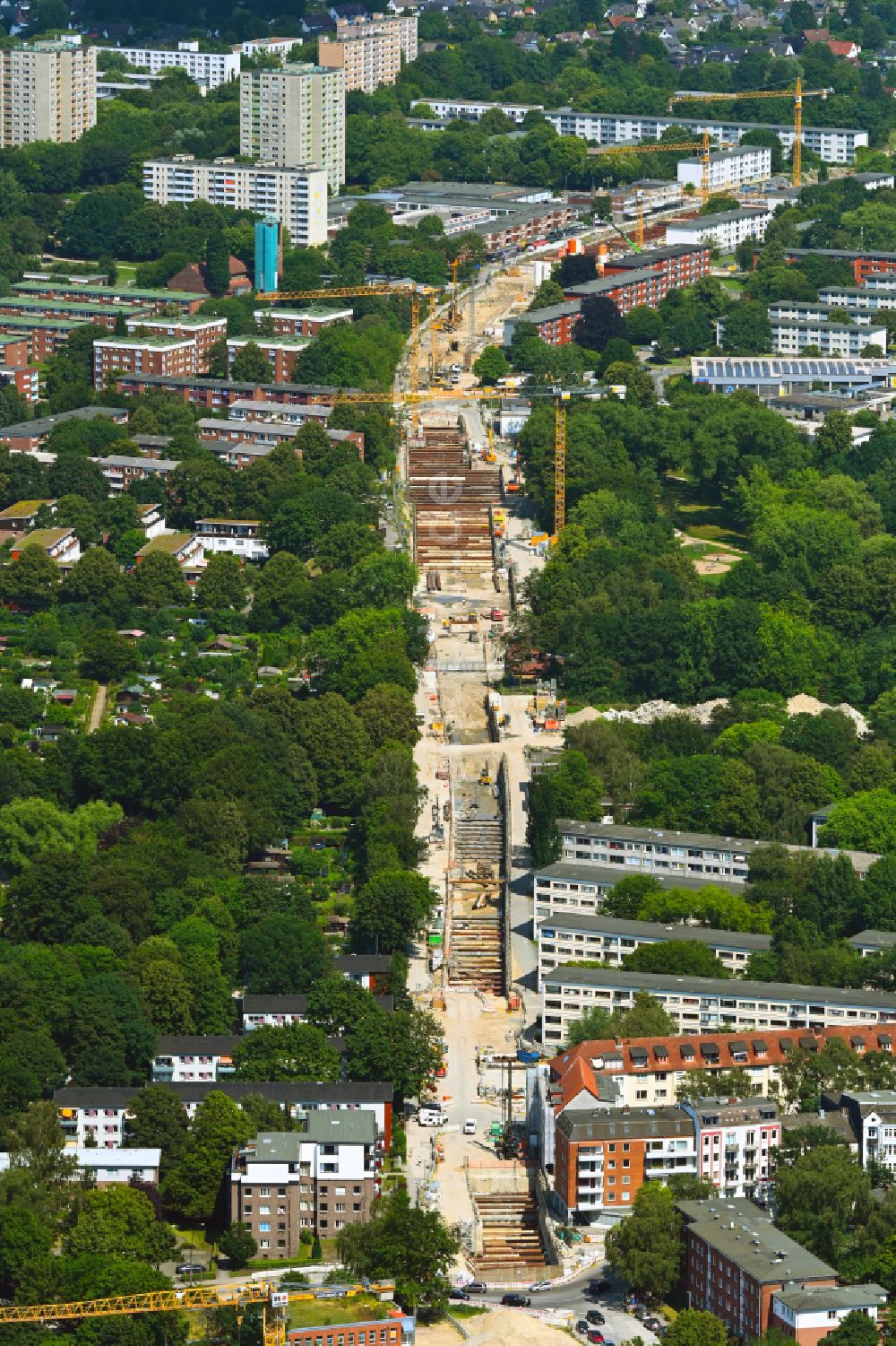 Luftaufnahme Hamburg - Baustelle zum Neubau eines Schienen- Tunnel- Neubau der U-Bahn-Verlängerung am U-Bahnhof Honer Rennbahn in Hamburg, Deutschland