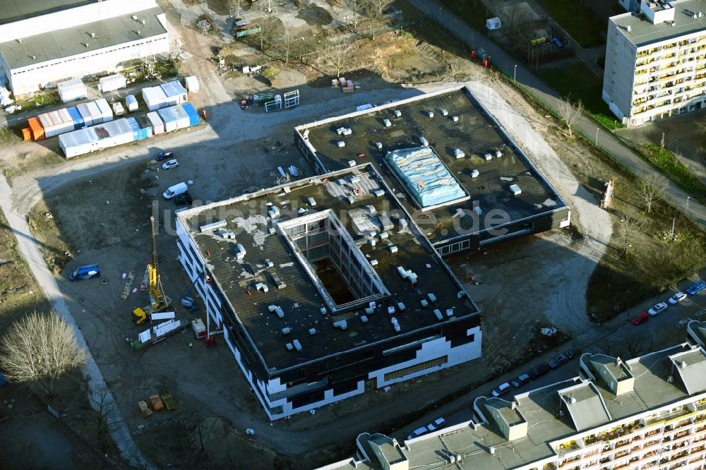 Luftaufnahme Berlin - Baustelle zum Neubau des Schul- Gebäudes Leonardo-da-Vinci - Gymnasium im Ortsteil Buckow in Berlin, Deutschland