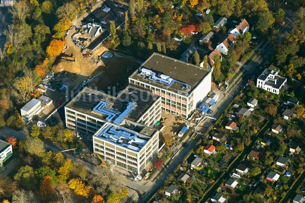 Berlin aus der Vogelperspektive: Baustelle zum Neubau des Schulgebaudes Elsenschule in Berlin, Deutschland