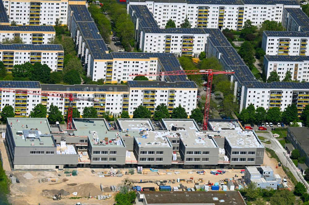 Luftaufnahme Berlin - Baustelle zum Neubau des Schulgebaudes Gymnasium mit Sporthalle im Ortsteil Hellersdorf in Berlin, Deutschland