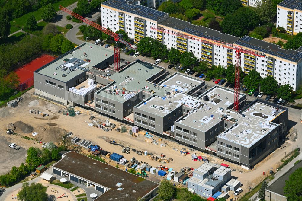 Berlin von oben - Baustelle zum Neubau des Schulgebaudes Gymnasium mit Sporthalle im Ortsteil Hellersdorf in Berlin, Deutschland