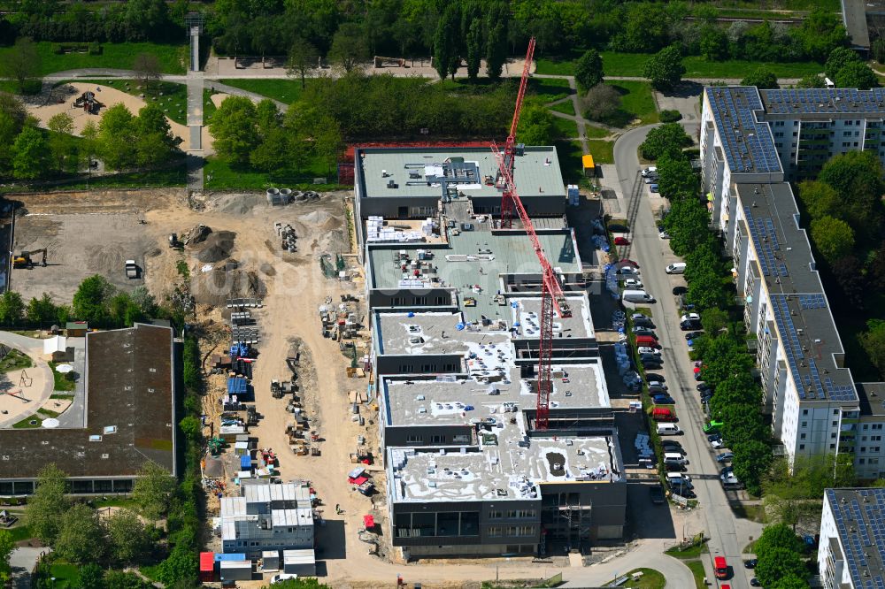 Luftaufnahme Berlin - Baustelle zum Neubau des Schulgebaudes Gymnasium mit Sporthalle im Ortsteil Hellersdorf in Berlin, Deutschland