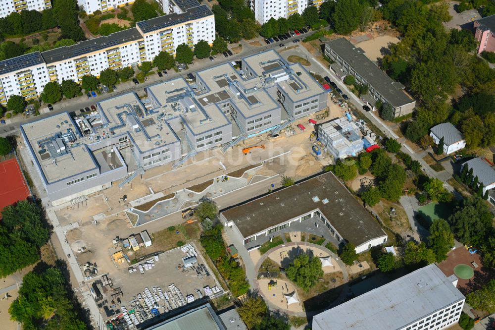 Luftaufnahme Berlin - Baustelle zum Neubau des Schulgebaudes Gymnasium mit Sporthalle im Ortsteil Hellersdorf in Berlin, Deutschland