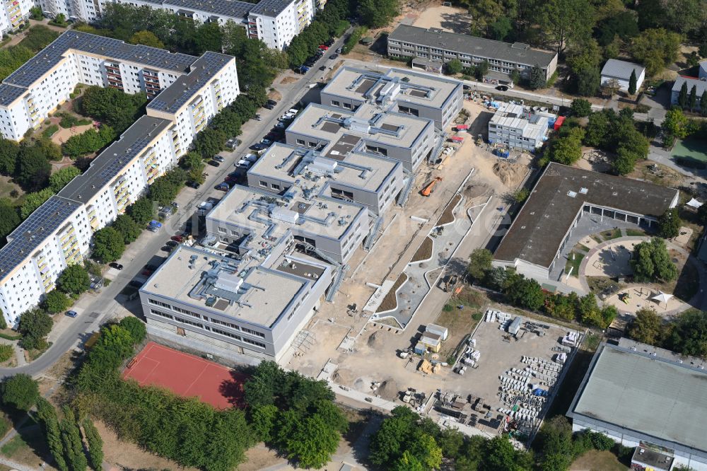 Berlin von oben - Baustelle zum Neubau des Schulgebaudes Gymnasium mit Sporthalle im Ortsteil Hellersdorf in Berlin, Deutschland