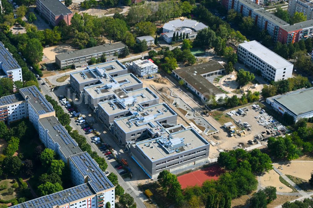 Luftbild Berlin - Baustelle zum Neubau des Schulgebaudes Gymnasium mit Sporthalle im Ortsteil Hellersdorf in Berlin, Deutschland