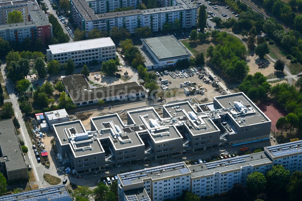 Berlin von oben - Baustelle zum Neubau des Schulgebaudes Gymnasium mit Sporthalle im Ortsteil Hellersdorf in Berlin, Deutschland