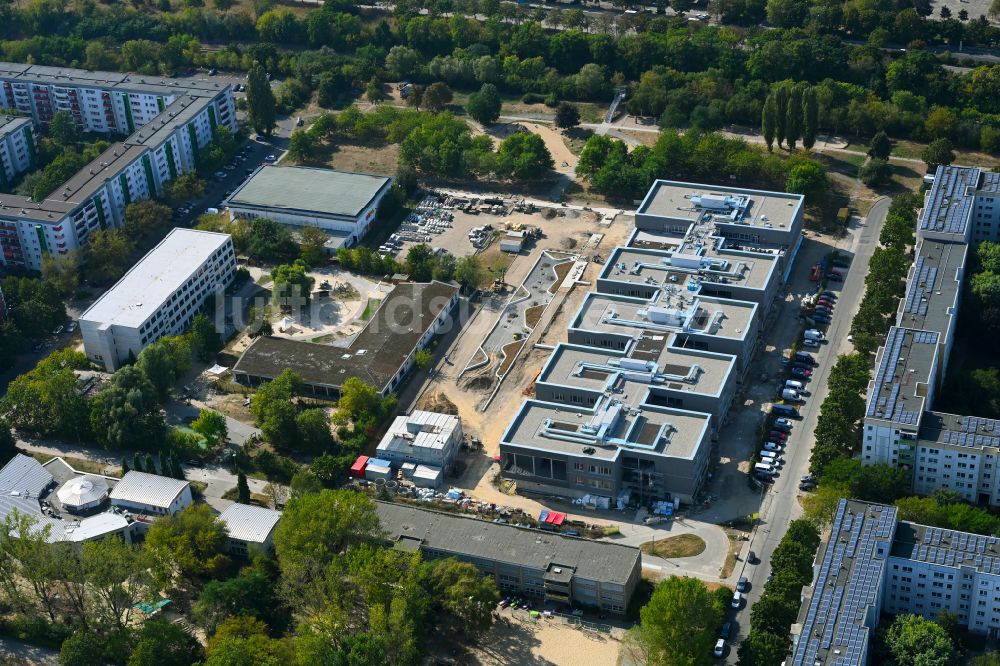 Berlin aus der Vogelperspektive: Baustelle zum Neubau des Schulgebaudes Gymnasium mit Sporthalle im Ortsteil Hellersdorf in Berlin, Deutschland