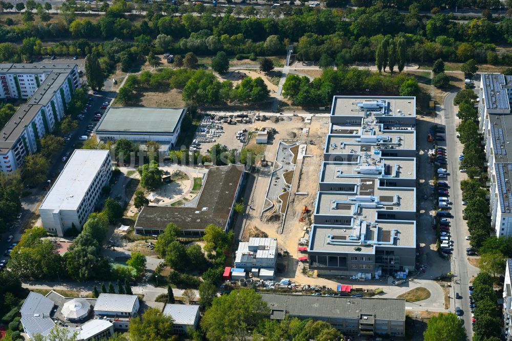 Luftbild Berlin - Baustelle zum Neubau des Schulgebaudes Gymnasium mit Sporthalle im Ortsteil Hellersdorf in Berlin, Deutschland