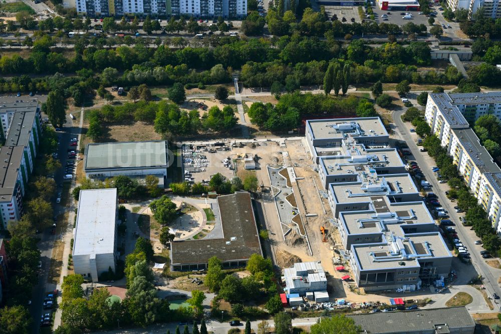 Luftaufnahme Berlin - Baustelle zum Neubau des Schulgebaudes Gymnasium mit Sporthalle im Ortsteil Hellersdorf in Berlin, Deutschland