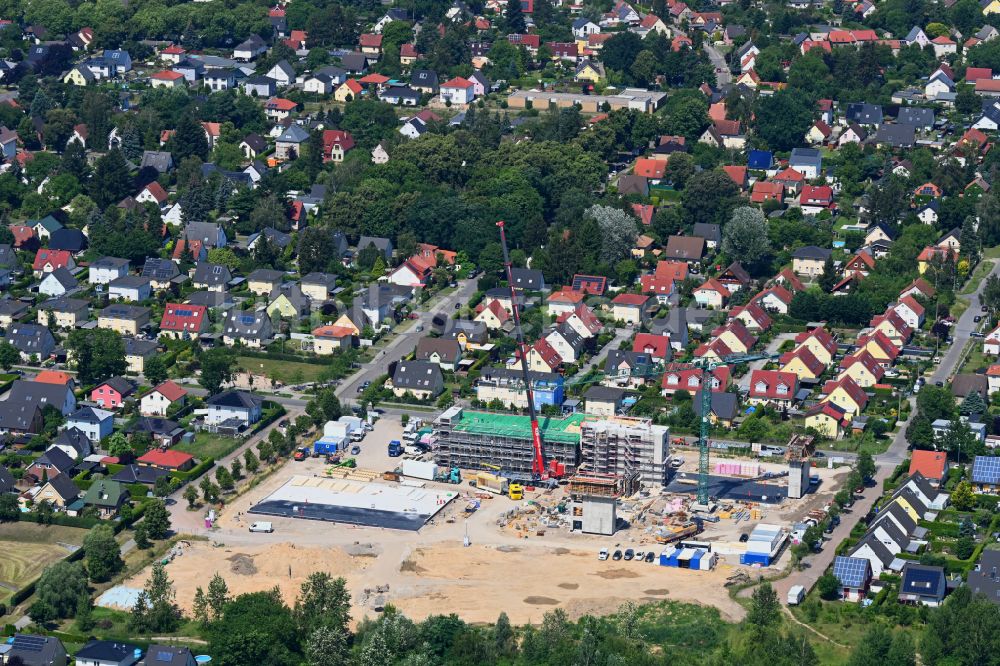 Berlin von oben - Baustelle zum Neubau des Schulgebaudes ISS Landsberger Straße - Bisamstraße im Ortsteil Mahlsdorf in Berlin, Deutschland