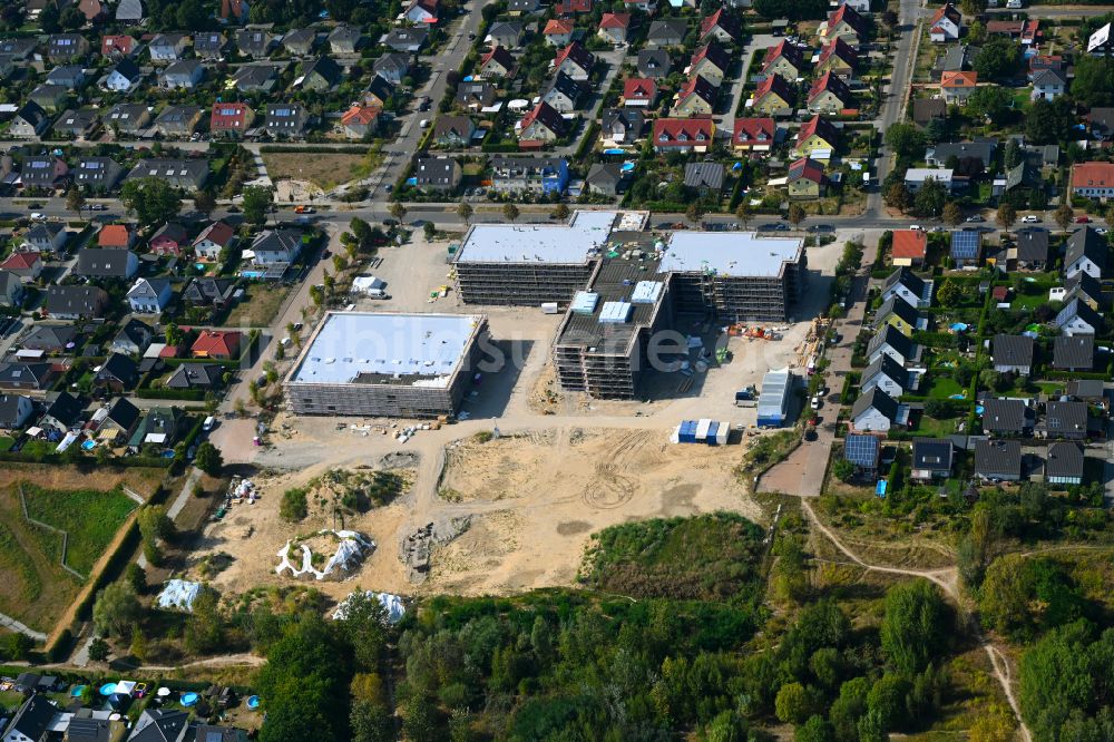 Berlin von oben - Baustelle zum Neubau des Schulgebaudes ISS Landsberger Straße - Bisamstraße im Ortsteil Mahlsdorf in Berlin, Deutschland