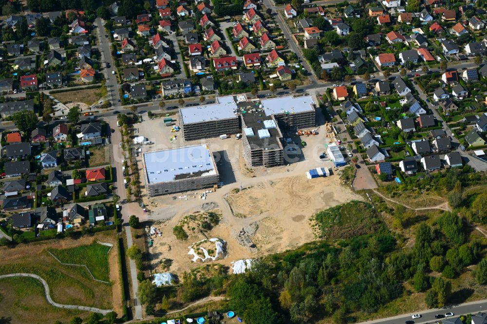 Berlin aus der Vogelperspektive: Baustelle zum Neubau des Schulgebaudes ISS Landsberger Straße - Bisamstraße im Ortsteil Mahlsdorf in Berlin, Deutschland