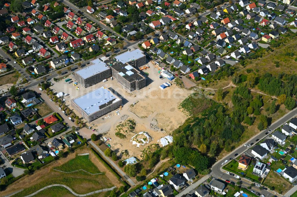 Luftbild Berlin - Baustelle zum Neubau des Schulgebaudes ISS Landsberger Straße - Bisamstraße im Ortsteil Mahlsdorf in Berlin, Deutschland