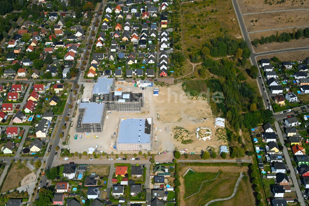 Luftaufnahme Berlin - Baustelle zum Neubau des Schulgebaudes ISS Landsberger Straße - Bisamstraße im Ortsteil Mahlsdorf in Berlin, Deutschland