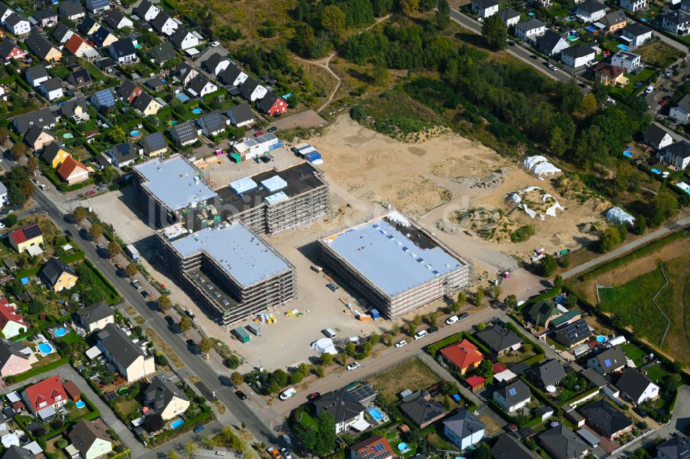 Berlin aus der Vogelperspektive: Baustelle zum Neubau des Schulgebaudes ISS Landsberger Straße - Bisamstraße im Ortsteil Mahlsdorf in Berlin, Deutschland