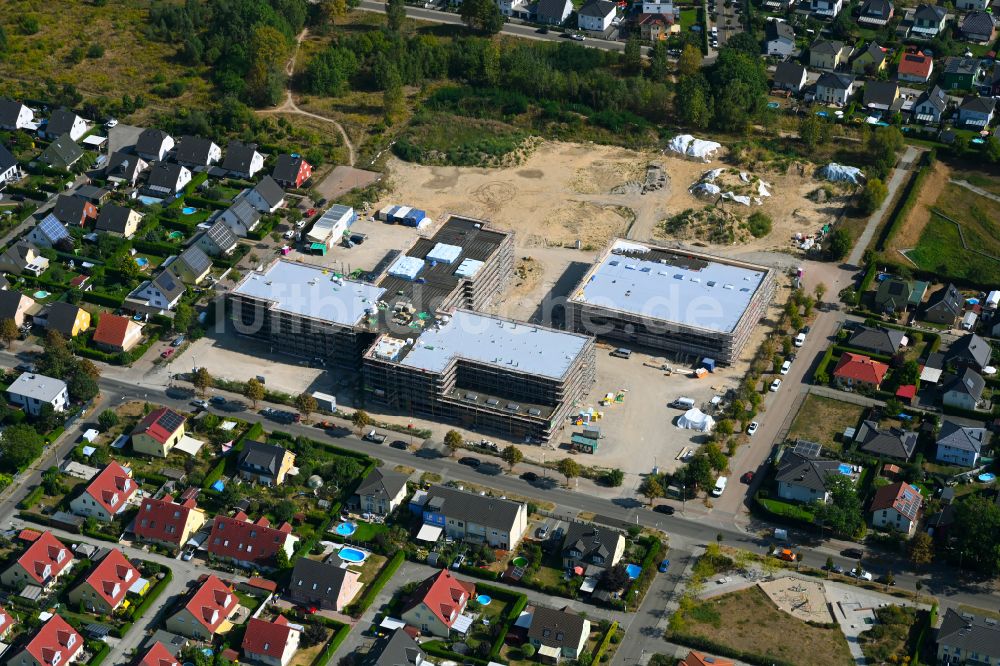 Luftbild Berlin - Baustelle zum Neubau des Schulgebaudes ISS Landsberger Straße - Bisamstraße im Ortsteil Mahlsdorf in Berlin, Deutschland