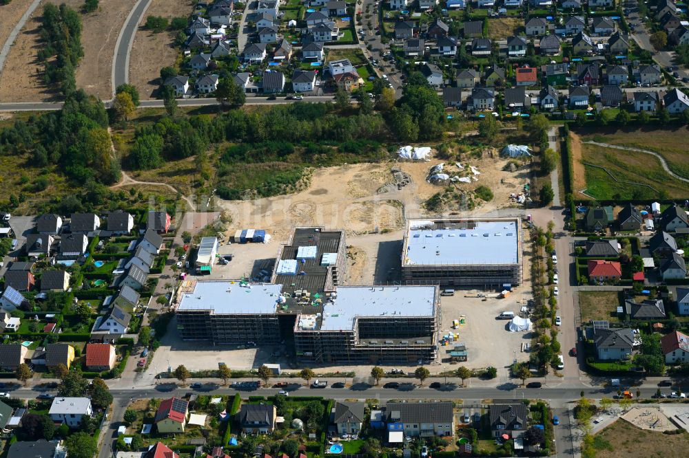 Luftaufnahme Berlin - Baustelle zum Neubau des Schulgebaudes ISS Landsberger Straße - Bisamstraße im Ortsteil Mahlsdorf in Berlin, Deutschland