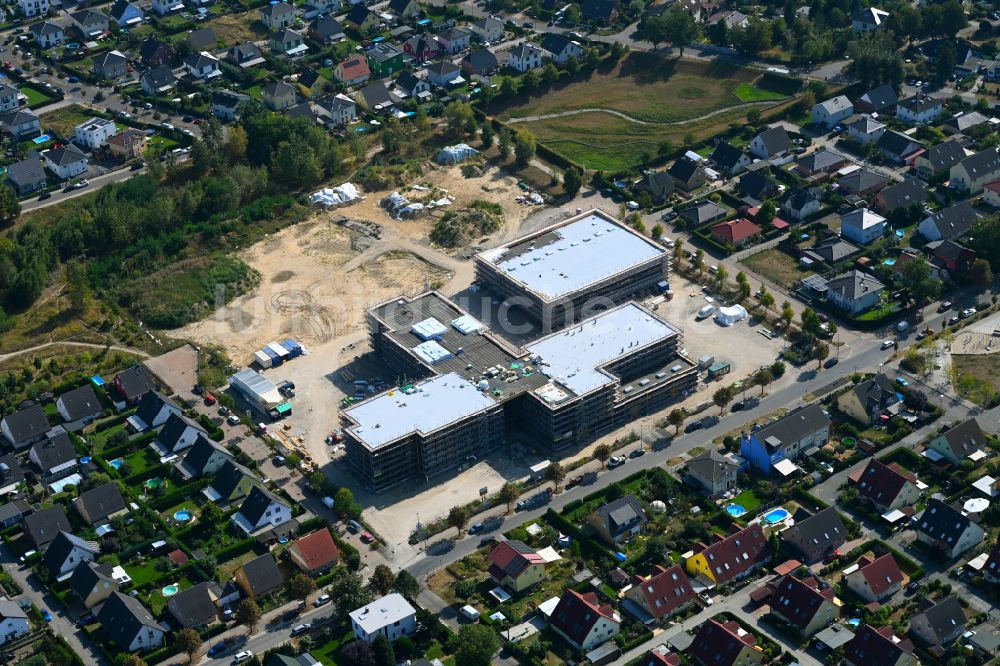 Berlin von oben - Baustelle zum Neubau des Schulgebaudes ISS Landsberger Straße - Bisamstraße im Ortsteil Mahlsdorf in Berlin, Deutschland