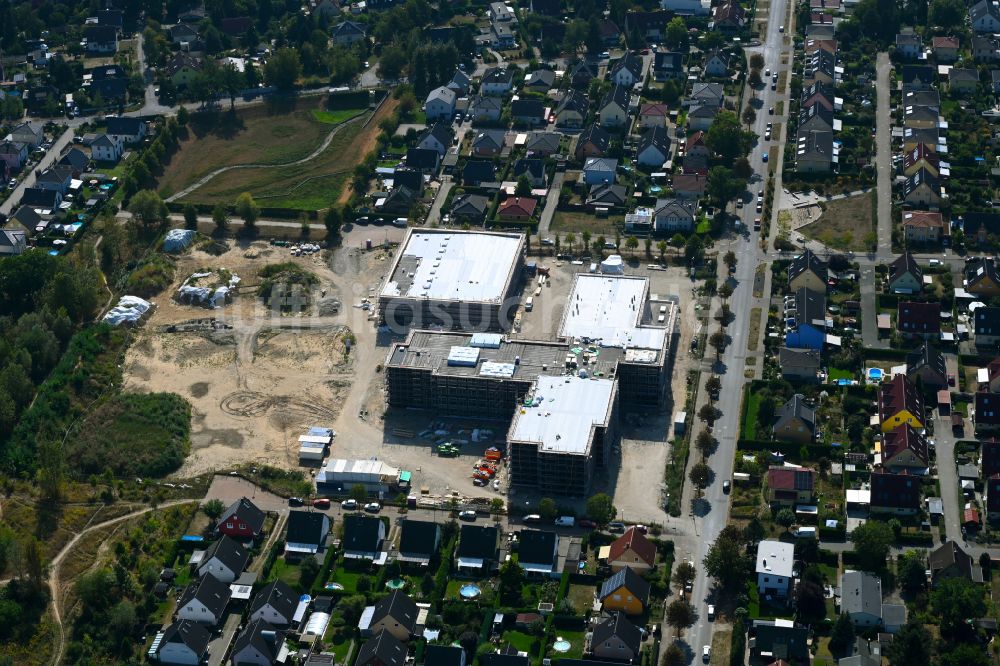 Berlin aus der Vogelperspektive: Baustelle zum Neubau des Schulgebaudes ISS Landsberger Straße - Bisamstraße im Ortsteil Mahlsdorf in Berlin, Deutschland