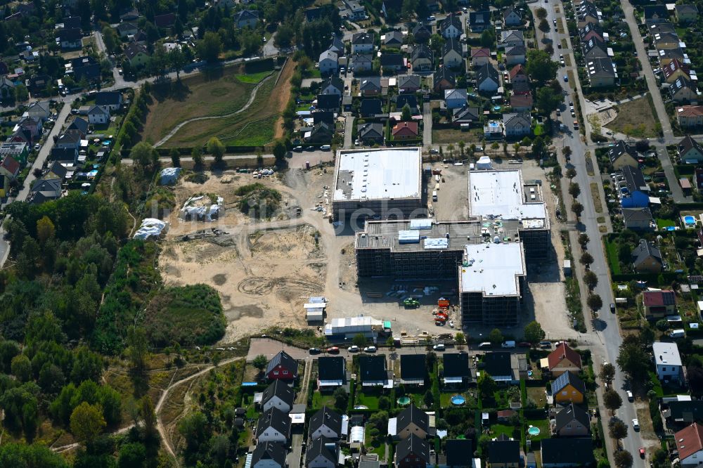 Luftbild Berlin - Baustelle zum Neubau des Schulgebaudes ISS Landsberger Straße - Bisamstraße im Ortsteil Mahlsdorf in Berlin, Deutschland