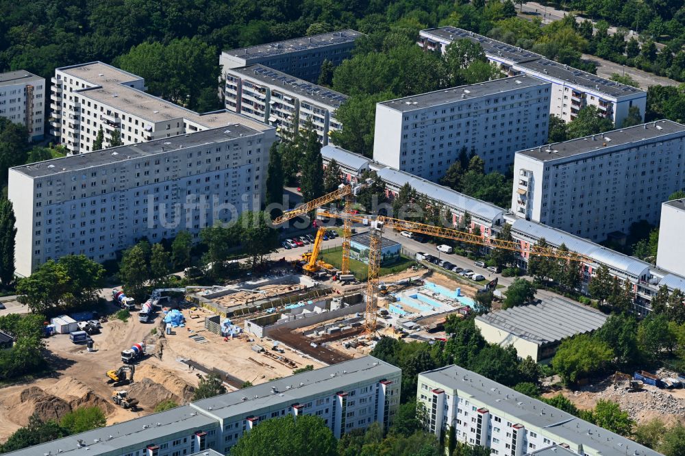 Berlin aus der Vogelperspektive: Baustelle zum Neubau des Schulgebaudes im Ortsteil Biesdorf in Berlin, Deutschland