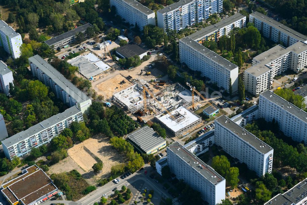 Berlin aus der Vogelperspektive: Baustelle zum Neubau des Schulgebaudes im Ortsteil Biesdorf in Berlin, Deutschland