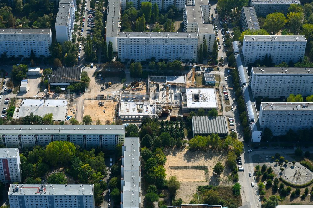 Luftbild Berlin - Baustelle zum Neubau des Schulgebaudes im Ortsteil Biesdorf in Berlin, Deutschland