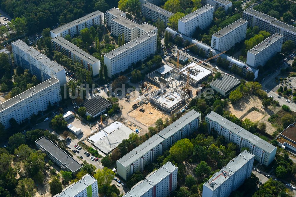 Luftaufnahme Berlin - Baustelle zum Neubau des Schulgebaudes im Ortsteil Biesdorf in Berlin, Deutschland