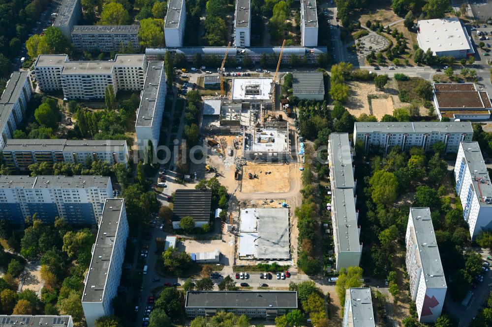 Berlin aus der Vogelperspektive: Baustelle zum Neubau des Schulgebaudes im Ortsteil Biesdorf in Berlin, Deutschland