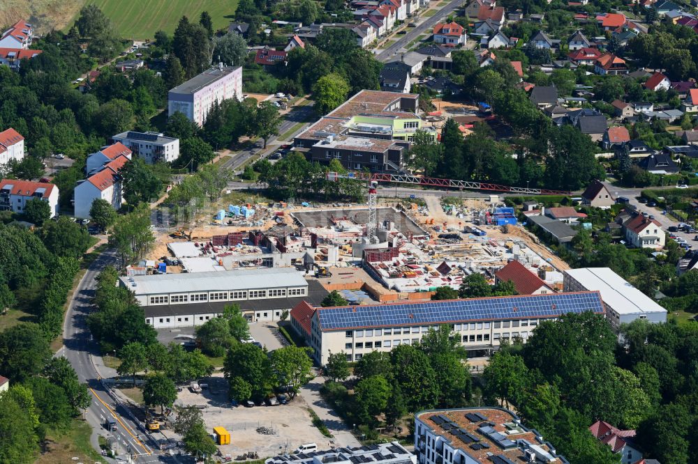 Bernau von oben - Baustelle zum Neubau des Schulgebaudes Schule am Kirschgarten in Bernau im Bundesland Brandenburg, Deutschland