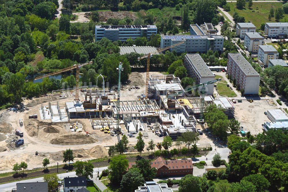 Berlin von oben - Baustelle zum Neubau des Schulgebäudes an der Allee der Kosmonauten in Berlin, Deutschland