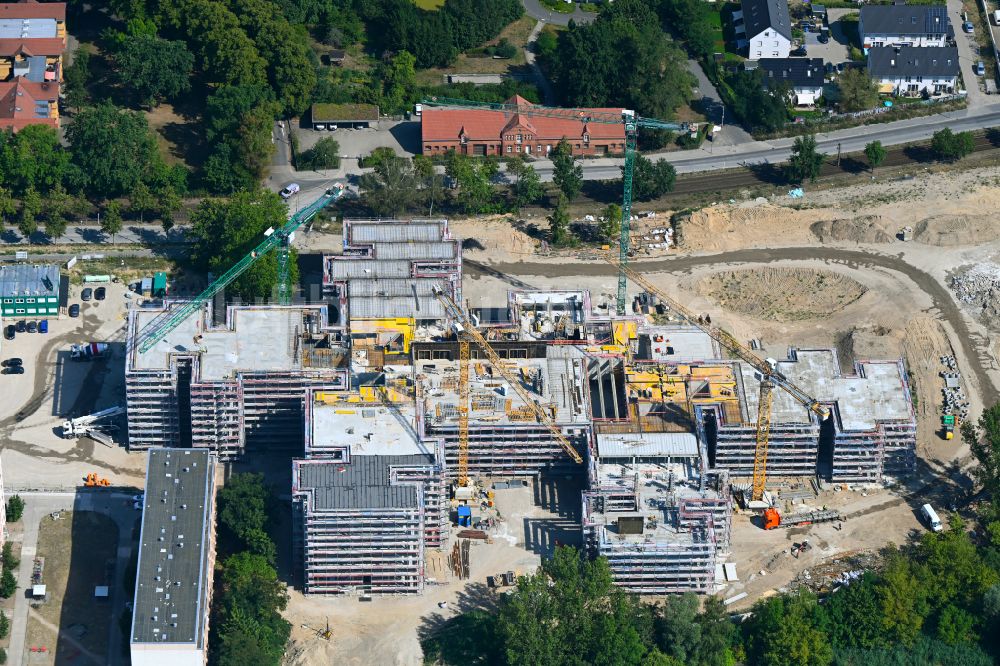 Berlin aus der Vogelperspektive: Baustelle zum Neubau des Schulgebäudes an der Allee der Kosmonauten in Berlin, Deutschland