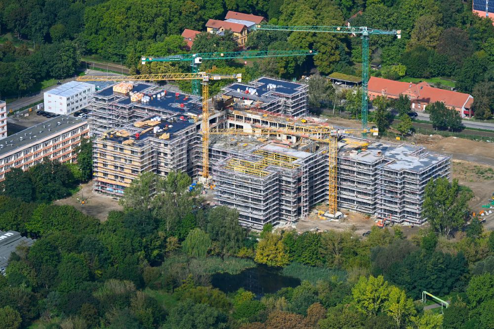 Luftbild Berlin - Baustelle zum Neubau des Schulgebäudes an der Allee der Kosmonauten in Berlin, Deutschland