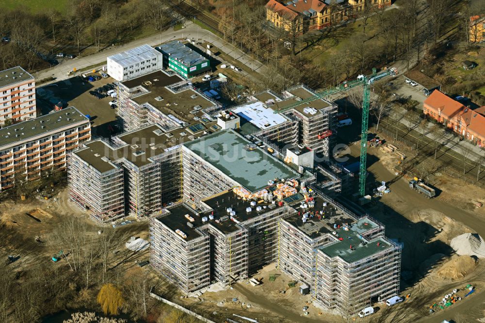 Berlin aus der Vogelperspektive: Baustelle zum Neubau des Schulgebäudes an der Allee der Kosmonauten in Berlin, Deutschland