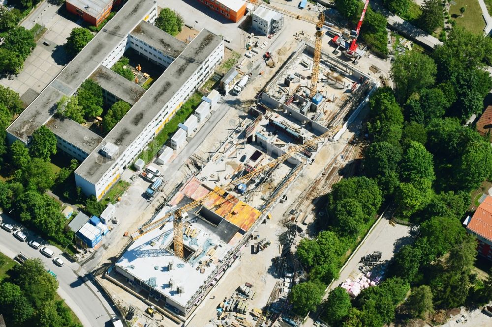 München von oben - Baustelle zum Neubau des Schulgebäudes der Bernaysschule in München im Bundesland Bayern, Deutschland