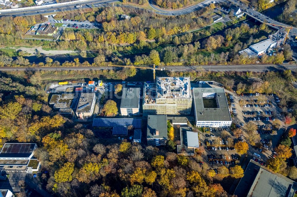 Arnsberg von oben - Baustelle zum Neubau des Schulgebäudes Berufskolleg Berliner Platz in Arnsberg im Bundesland Nordrhein-Westfalen, Deutschland